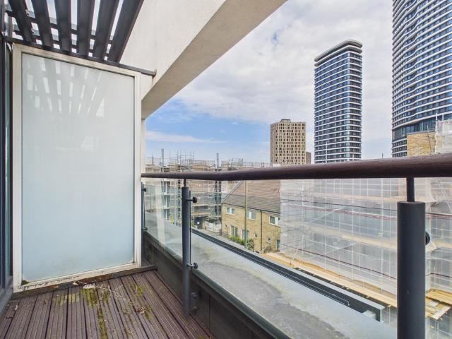 Flat for sale in Boardwalk Place, Blackwall