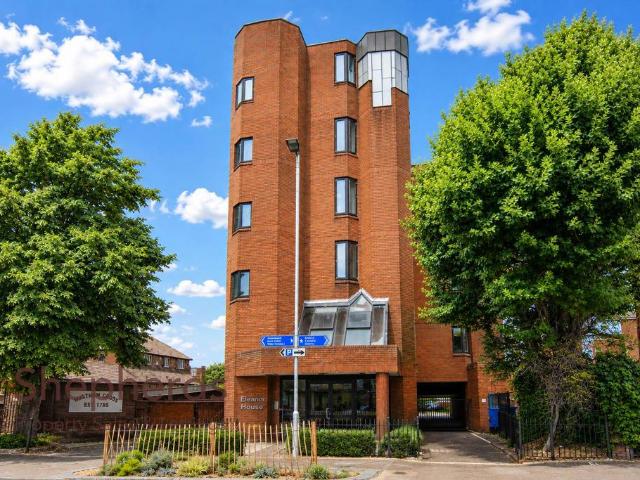 Flat for sale in Broxbourne, Hertfordshire