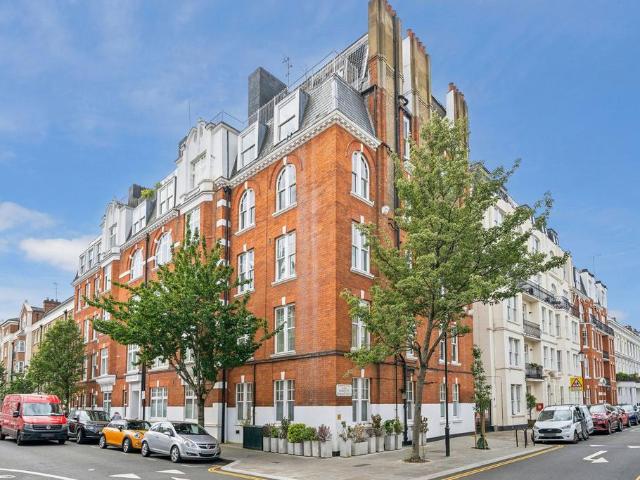 Flat for sale in Brompton, Greater London