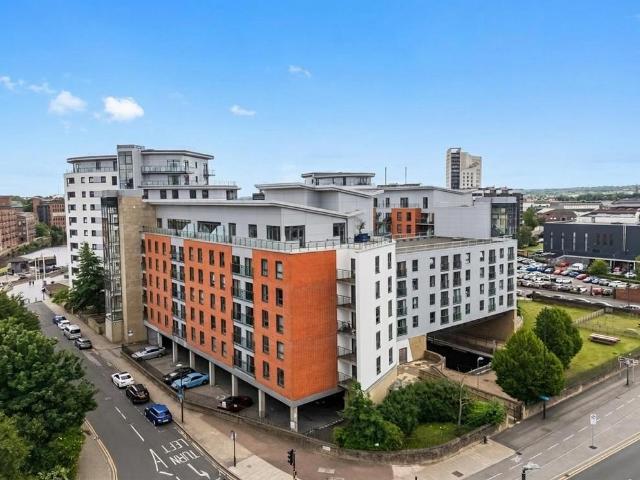 Flat for sale in Richmond Hill, West Yorkshire