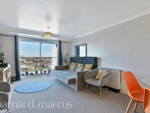 Flat for sale in London Borough of Hounslow, Feltham