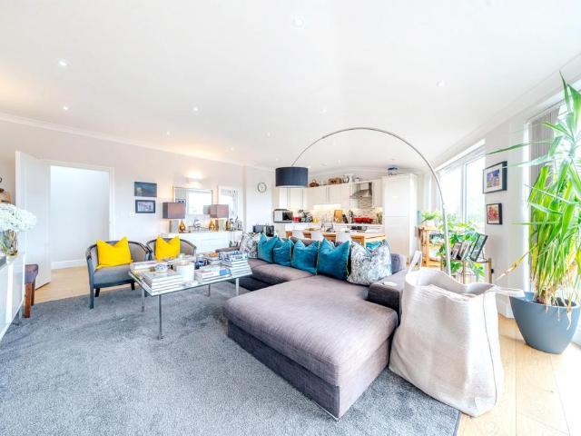 Flat for sale in London Borough of Ealing, Hanwell