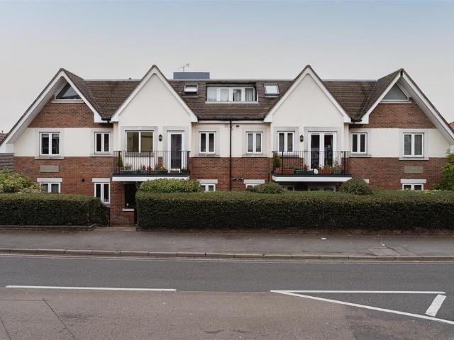 Flat for sale in Caterham on the Hill, Hillview