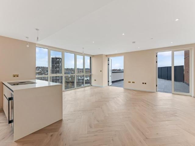 Flat for sale in Kentish Town, Greater London