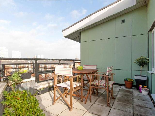 Flat for sale in Bromley-by-Bow, Poplar Grove