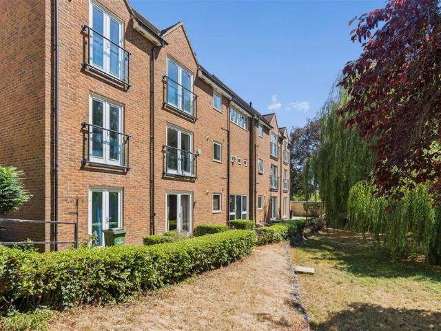Flat for sale in Olney