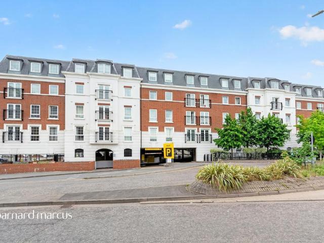 Flat for sale in Woodcote, Epsom