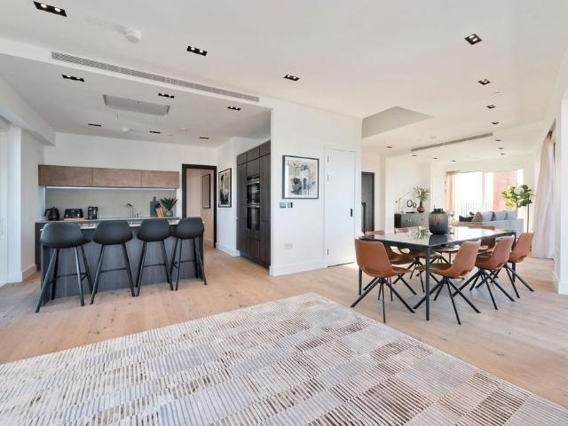 Flat for sale in Vauxhall, Greater London