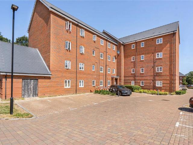 Flat for sale in Aldershot, Hampshire