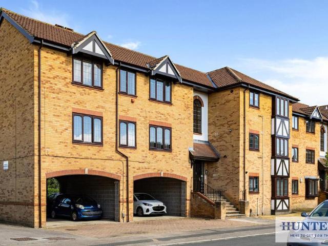 Flat for sale in Rawdon, West Yorkshire