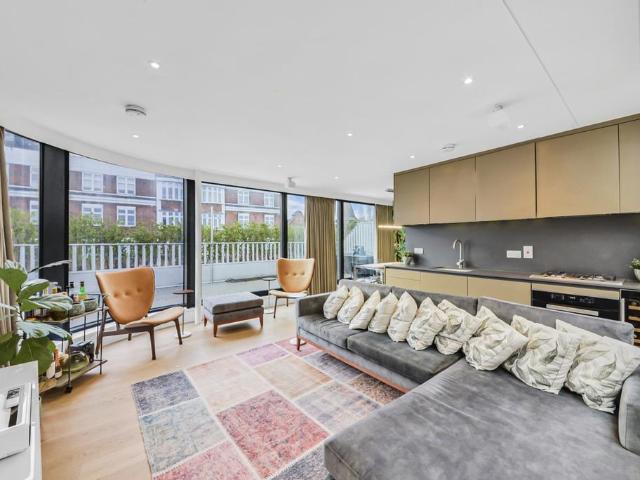 Flat for sale in Fulham, Greater London