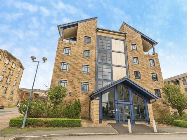 Flat for sale in Lindley, West Yorkshire