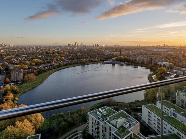 Flat for sale in Woodberry Down, Stamford Hill