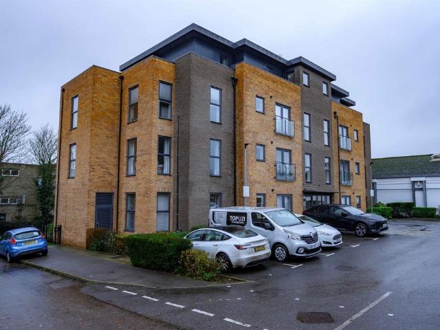 Flat for sale in Pouchen End, Hertfordshire