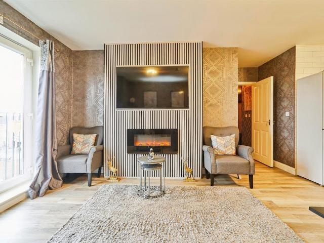 Flat for sale in Farsley, West Yorkshire