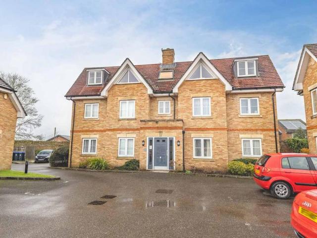 Flat for sale in Iver