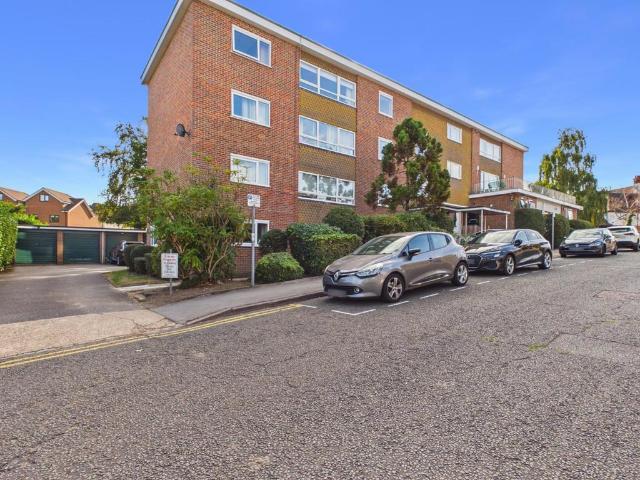 Flat for sale in Denham, Gerrards Cross and Chalfonts Community Board, Gerrards Cross