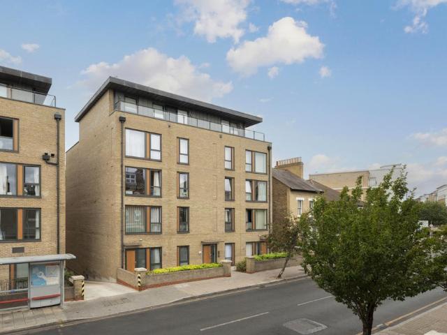 Flat for sale in London Borough of Merton, Merton Park