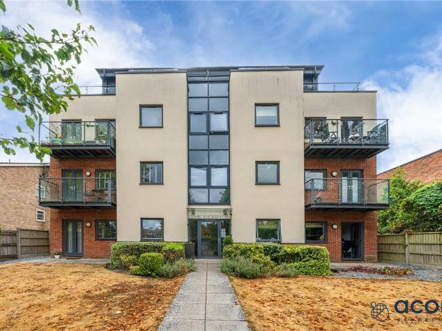 Flat for sale in Watford Heath, North Watford