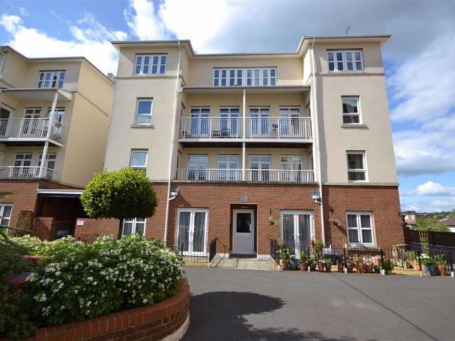 Flat for sale in Brunswick Park, Greater London