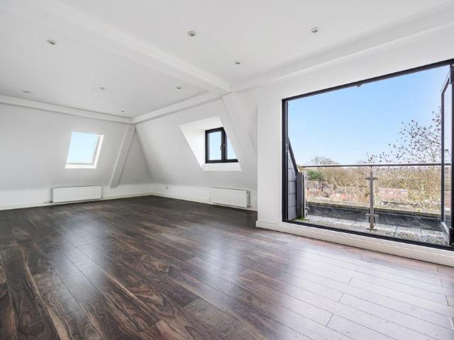 Flat for sale in New Barnet, Greater London