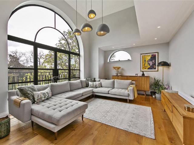 Flat for sale in Hampton Hill, Greater London