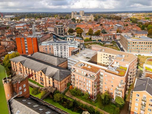 Flat for sale in Layerthorpe, York