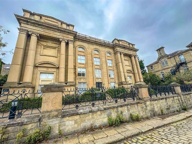 Flat for sale in Highfields, Huddersfield