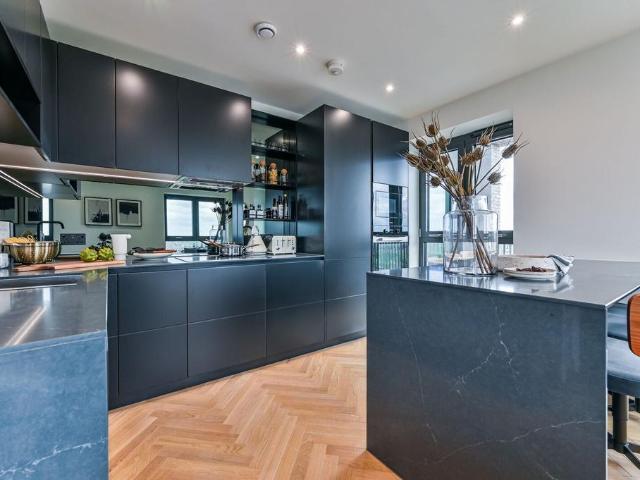 Flat for sale in Woodberry Down, Stamford Hill