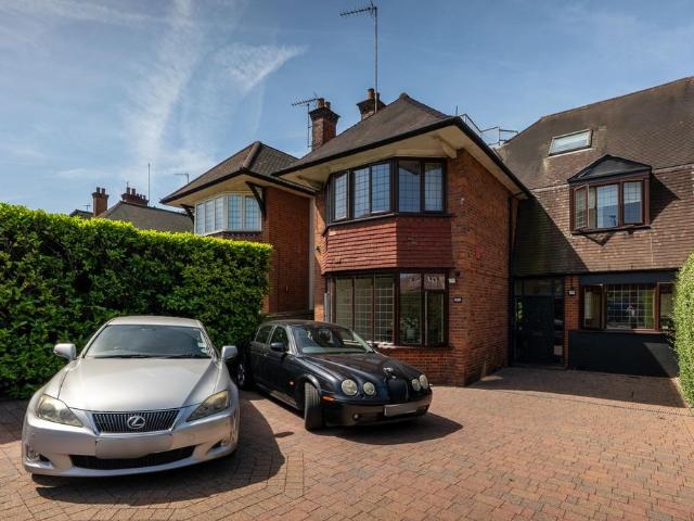 Flat for sale in Golders Green, Greater London