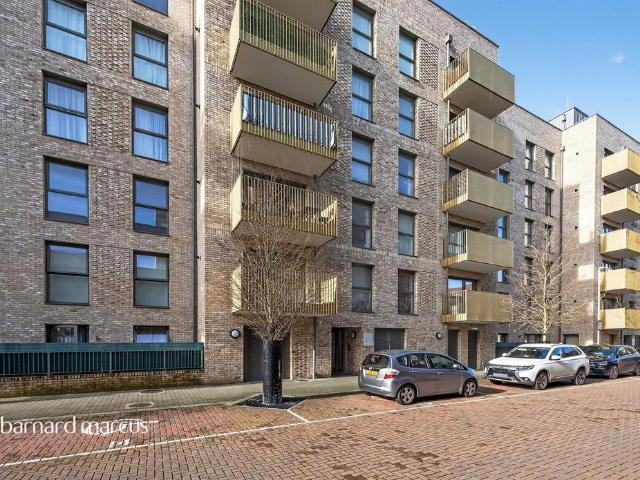 Flat for sale in London Borough of Hounslow, Greater London