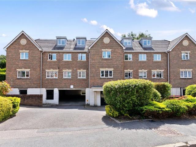 Flat for sale in Fole, Surrey
