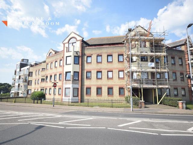 Flat for sale in Dale Hill, Essex