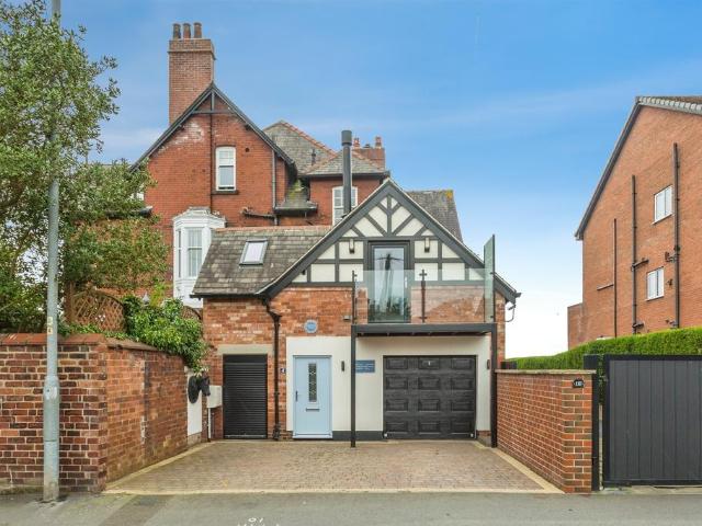Flat for sale in West Yorkshire