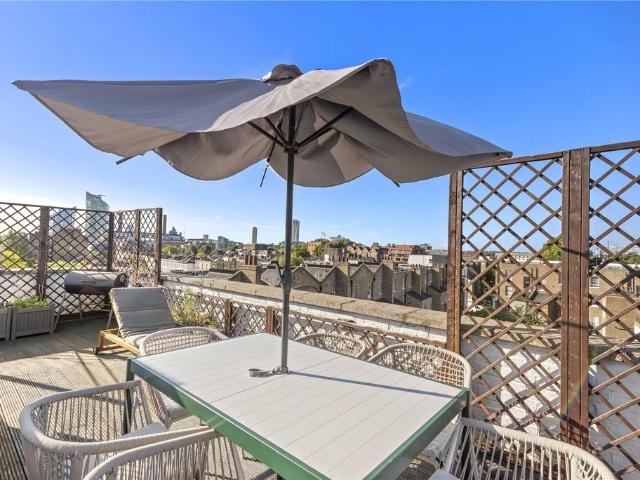 Flat for sale in Brompton, Greater London