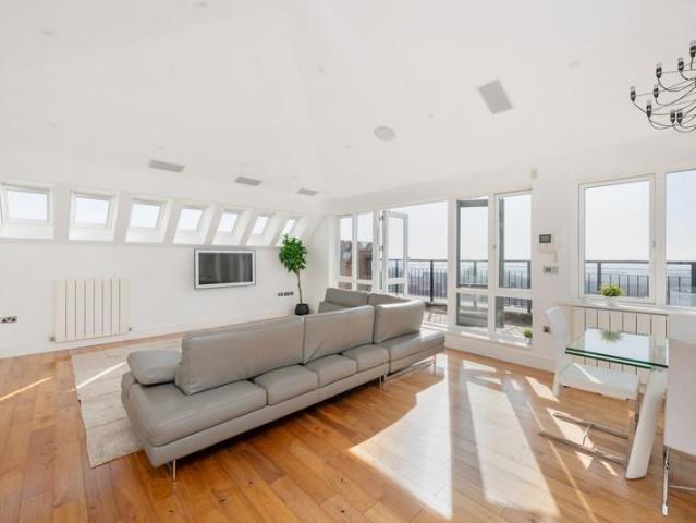 Flat for sale in West Hampstead, Greater London