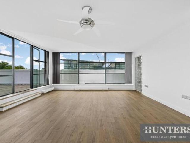 Apartment for sale in Brentford End, Greater London