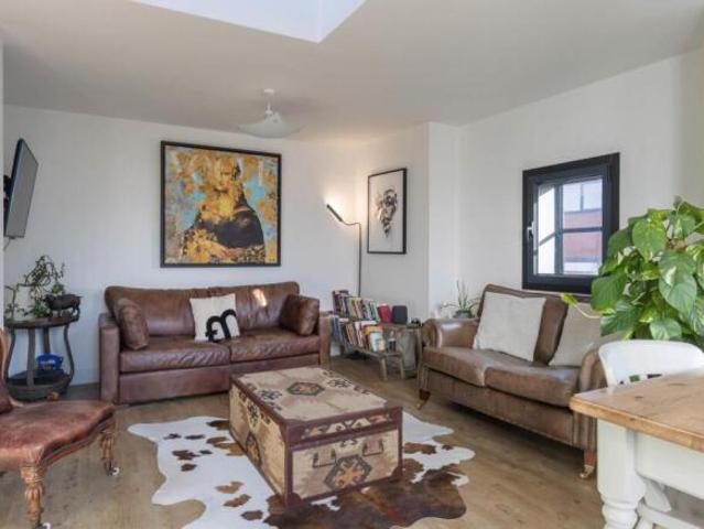 Apartment for sale in Charlesworth, East Midlands