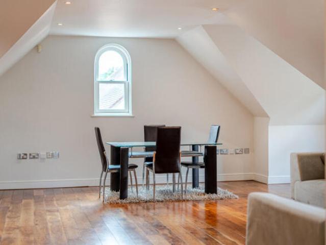 Apartment for sale in Kingston Vale, Greater London