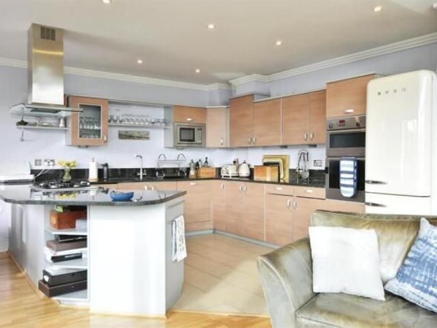 Apartment for sale in Brentford End, Greater London