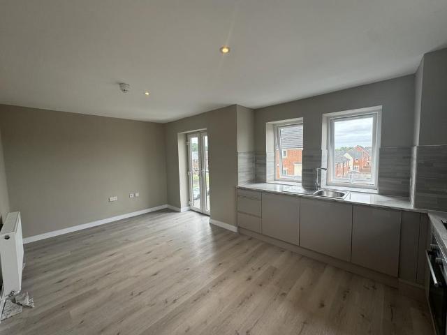 Flat for rent in Burnedge, Greater Manchester