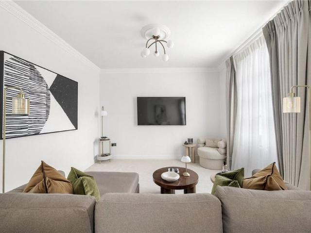 House for rent in Chelsea, Cat Hill