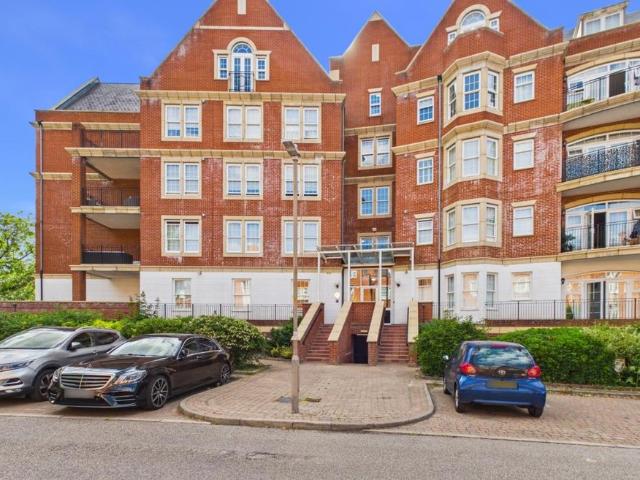 Flat for rent in The Galleries, Navestock Side