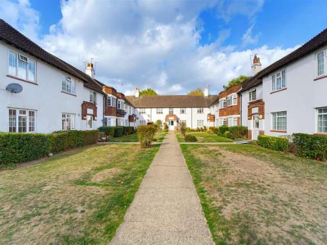 Flat for sale in Wexham and Ivers Community Board, Richings Park