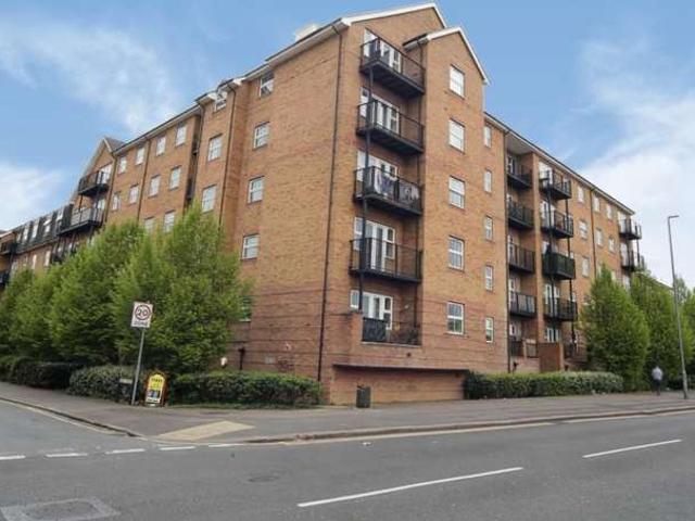 Property for sale in Spring Park, Luton