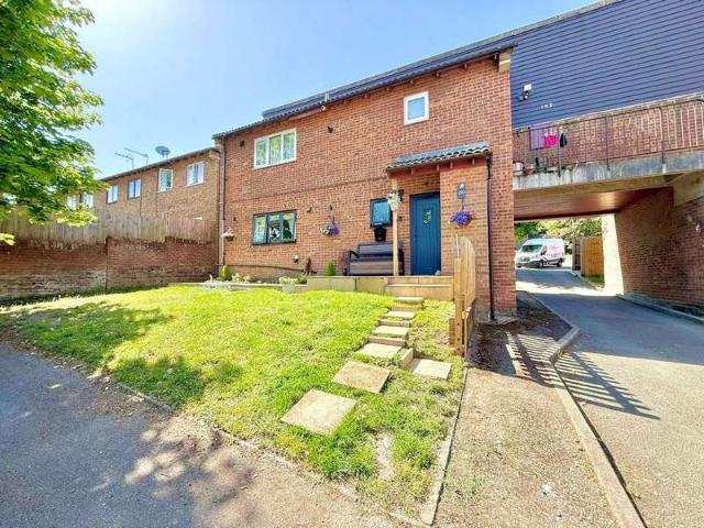 Property for sale in California, Dunstable