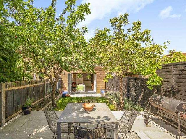 Flat for sale in Harringay, Greater London