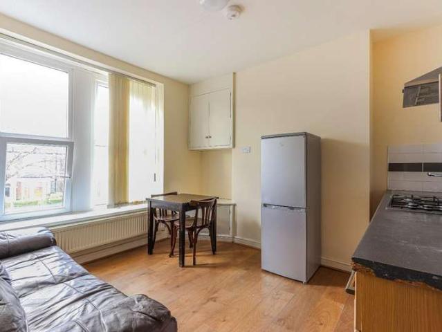 Property for rent in Plasnewydd, Falcon Lodge