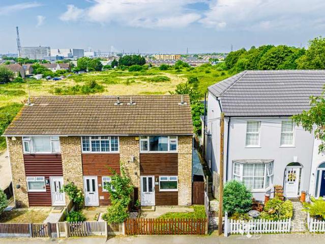 Property for sale in Badgers Dene, Grays
