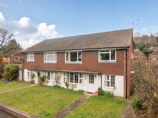 Flat for sale in Fole, Surrey